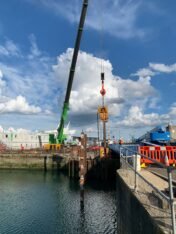 Vibration dampers for vibratory hammers